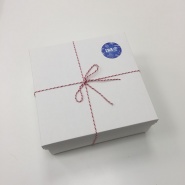 Наклейка с логотипом на коробку